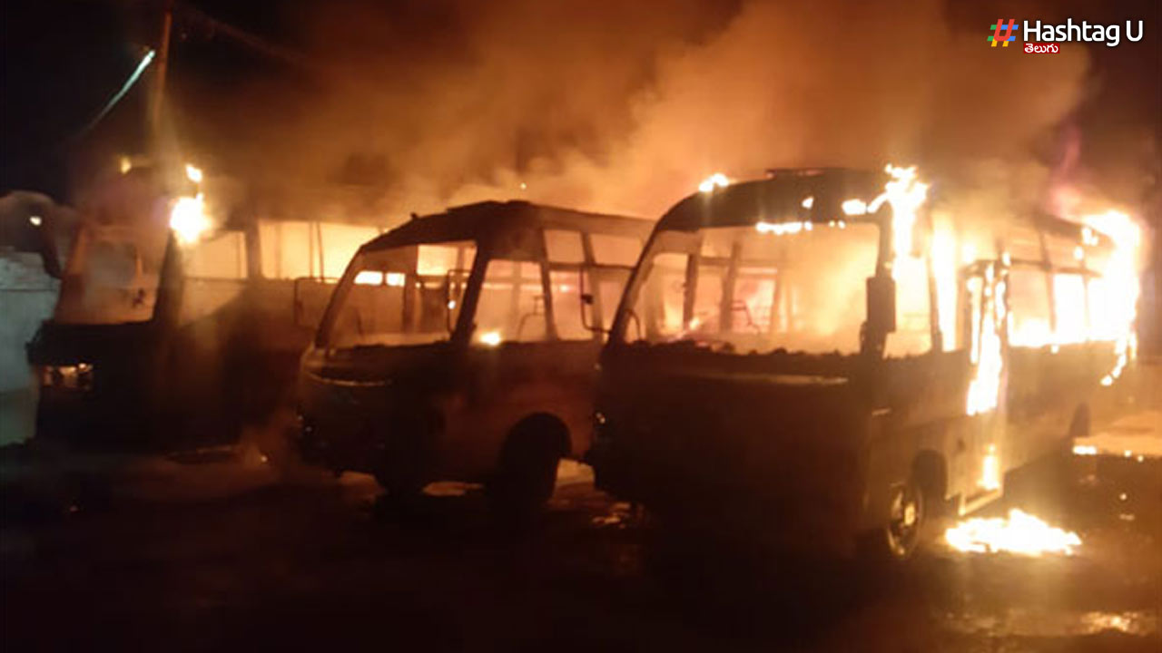 Buses parked in the parking lot caught fire..!