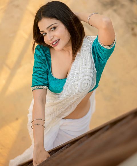 Dharsha Gupta (19)