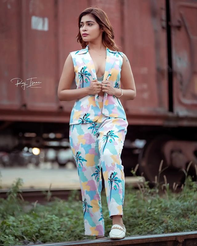 Dharsha Gupta (26)