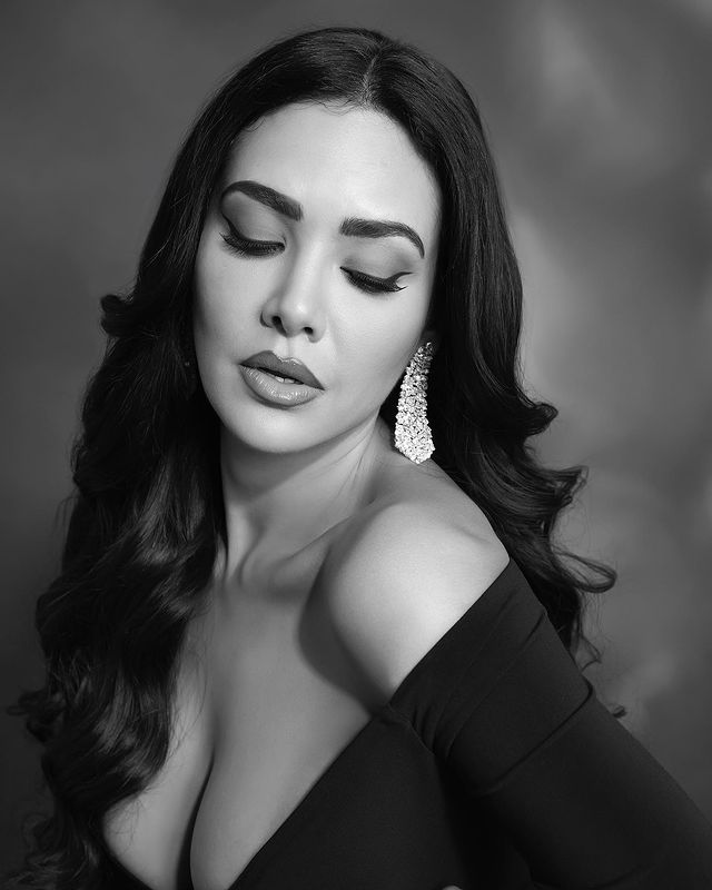 Esha Gupta Monochrome