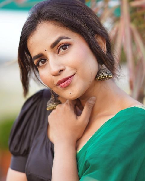 Komalee Prasaad (21)