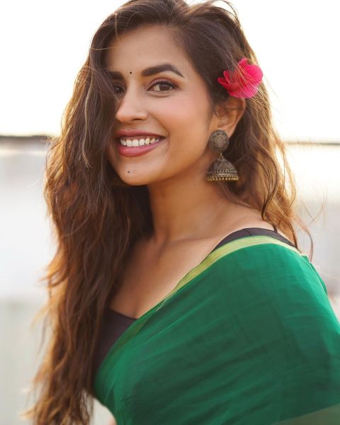 Komalee Prasaad (22)