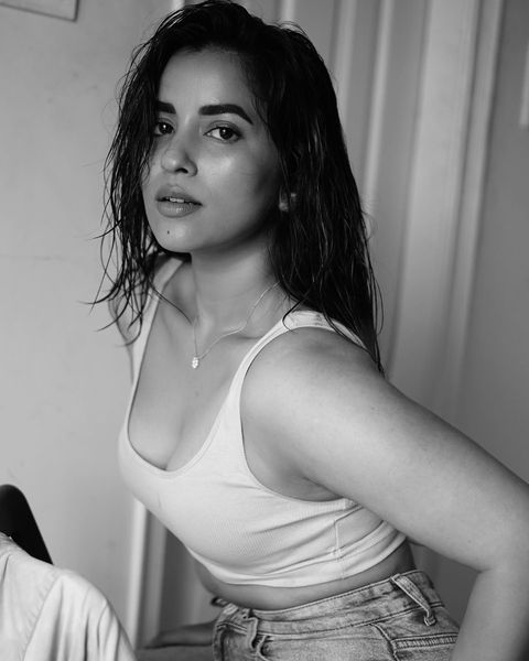 Komalee Prasaad (30)