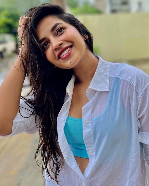 Komalee Prasaad (33)