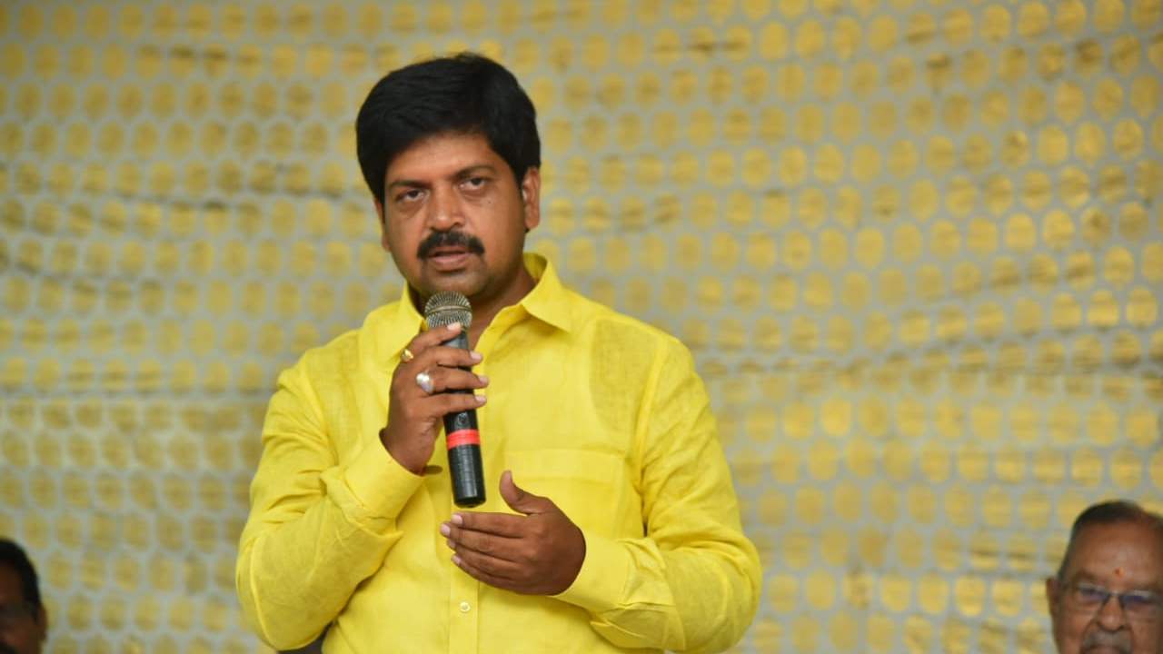 Kollu Ravindra comments on Perni Nani