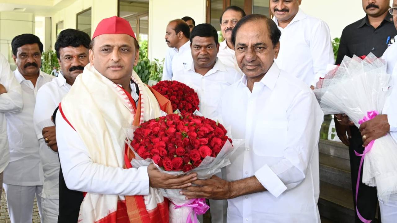 Akhilesh Yadav And Cm Kcr