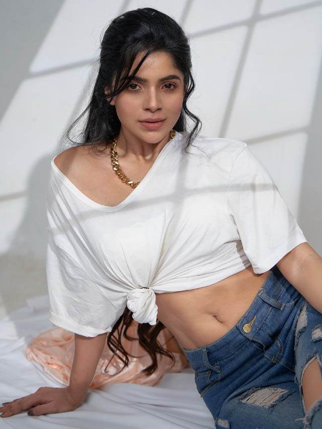 Divya Bharathi : తన అందంతో కుర్రకారును కవ్విస్తున్ను దివ్య భారతి