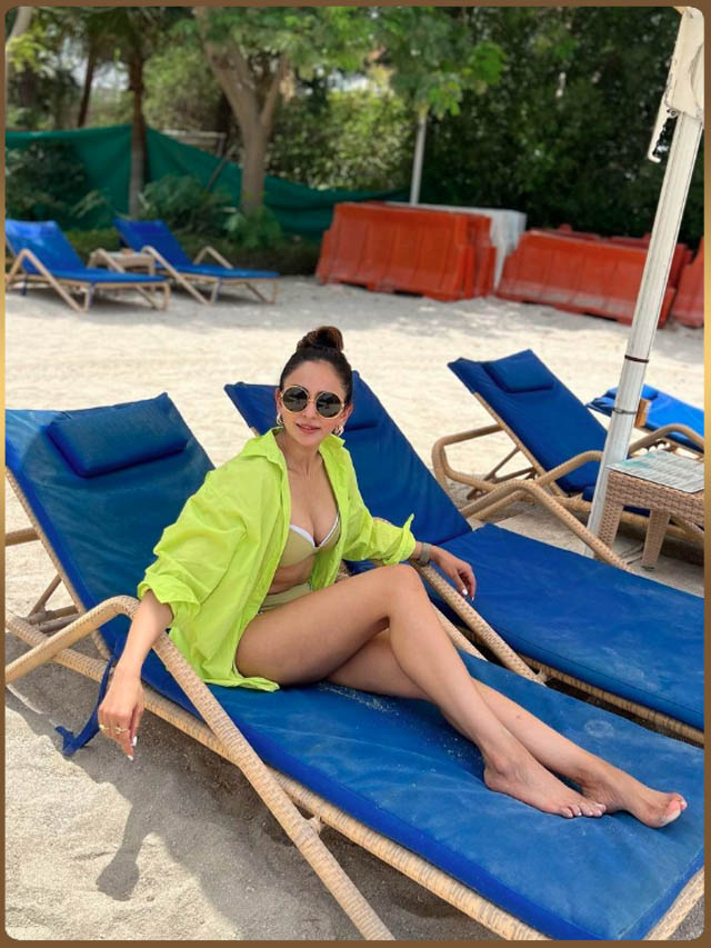Rakul Preet Singh : బ్యాక్ లెస్ సూట్ లో రకుల్ ప్రీత్ పిక్స్ పీక్స్