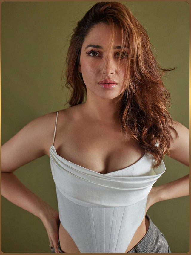 Tamannah Bhatia :  వైట్ టాప్ లో తమన్నా భాటియా హాట్ పిక్స్