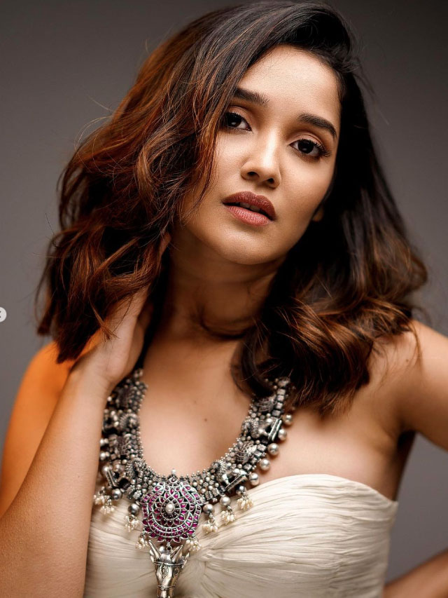 Anikha Surendran : హద్దులు దాటేస్తున్న అనేకా సురేంద్రన్
