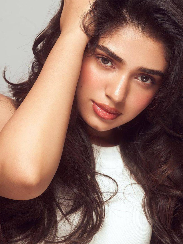 Krithi Shetty: వైట్ టాప్‌లో కృతి శెట్టి అందాలు వేరే లెవల్