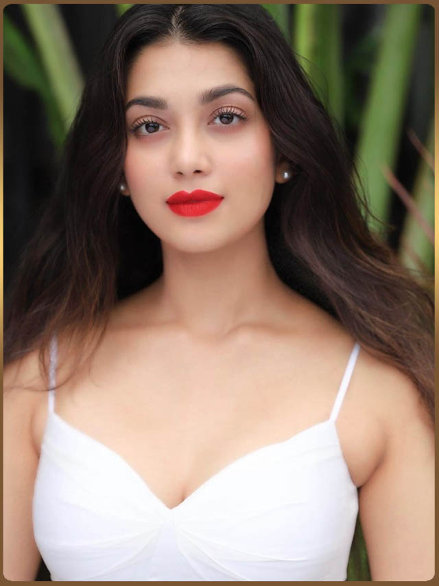 digangana suryavanshi : తెల్ల స్కర్ట్ లో దిగంగన సూర్యవంశీ హాట్ షో