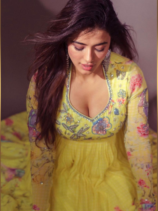Ketika Sharma : హాట్ హాట్ ఫోజులతో కేతిక శర్మ న్యూ ఫోటోషూట్