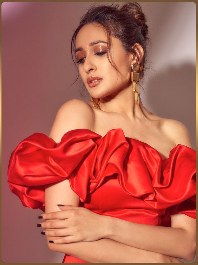 Pragya Jaiswal :  రెడ్ డ్రెస్ లో మరింత హాట్ గా బాలయ్య భామ