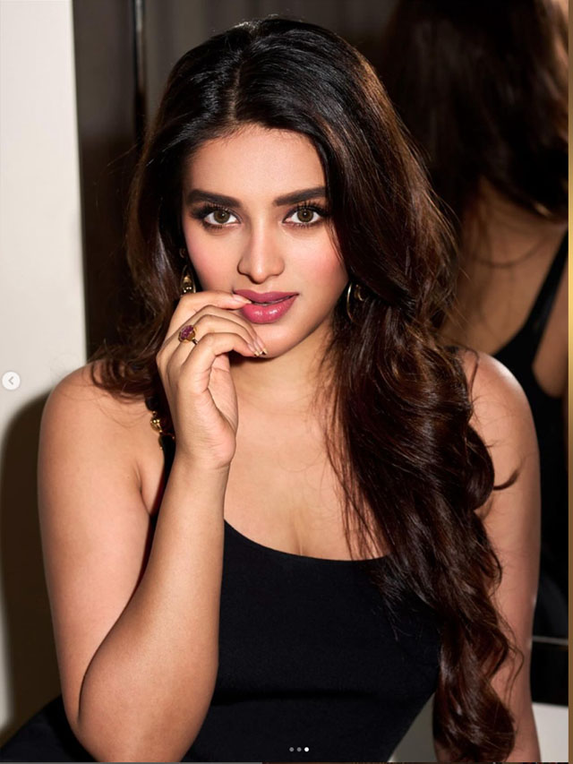 అందాలతో సమోహన పరుస్తున్న ఇస్మార్ట్ భామ