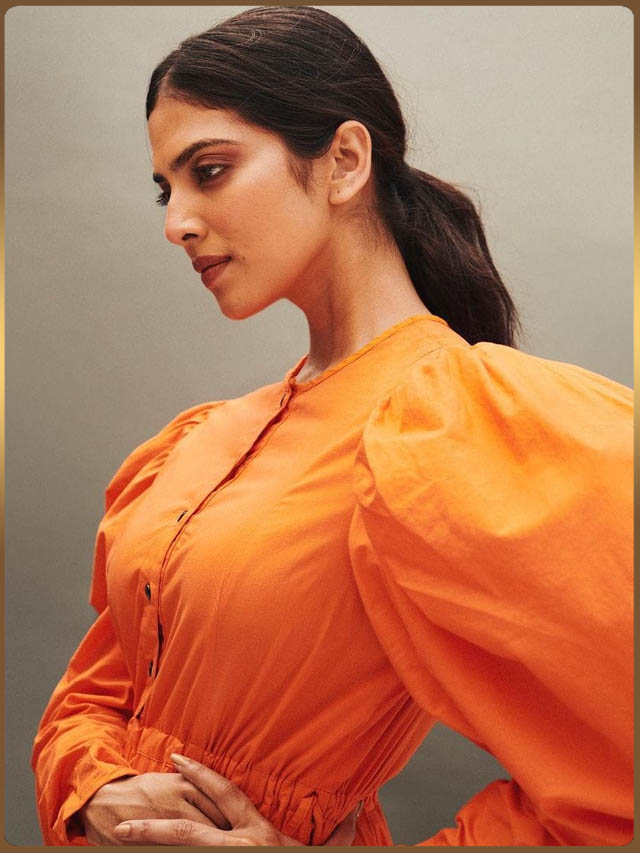 Malavika Mohanan : ఆరెంజ్ డ్రెస్ లో మాళవిక అదిరేటి ఫోజులు