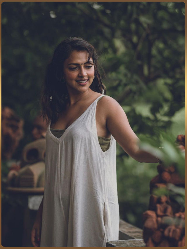 Amala paul : క్యాండెడ్ లుక్స్ లో మెరిసిపోతున్న మలయాళీ భామ