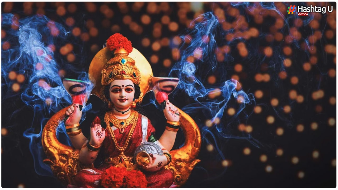 Worshiping Goddess Lakshmi In This Way Is Sure To Bring Good Luck...