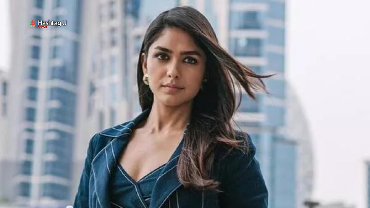 Mrunal Thakur Watching her Favourite movie