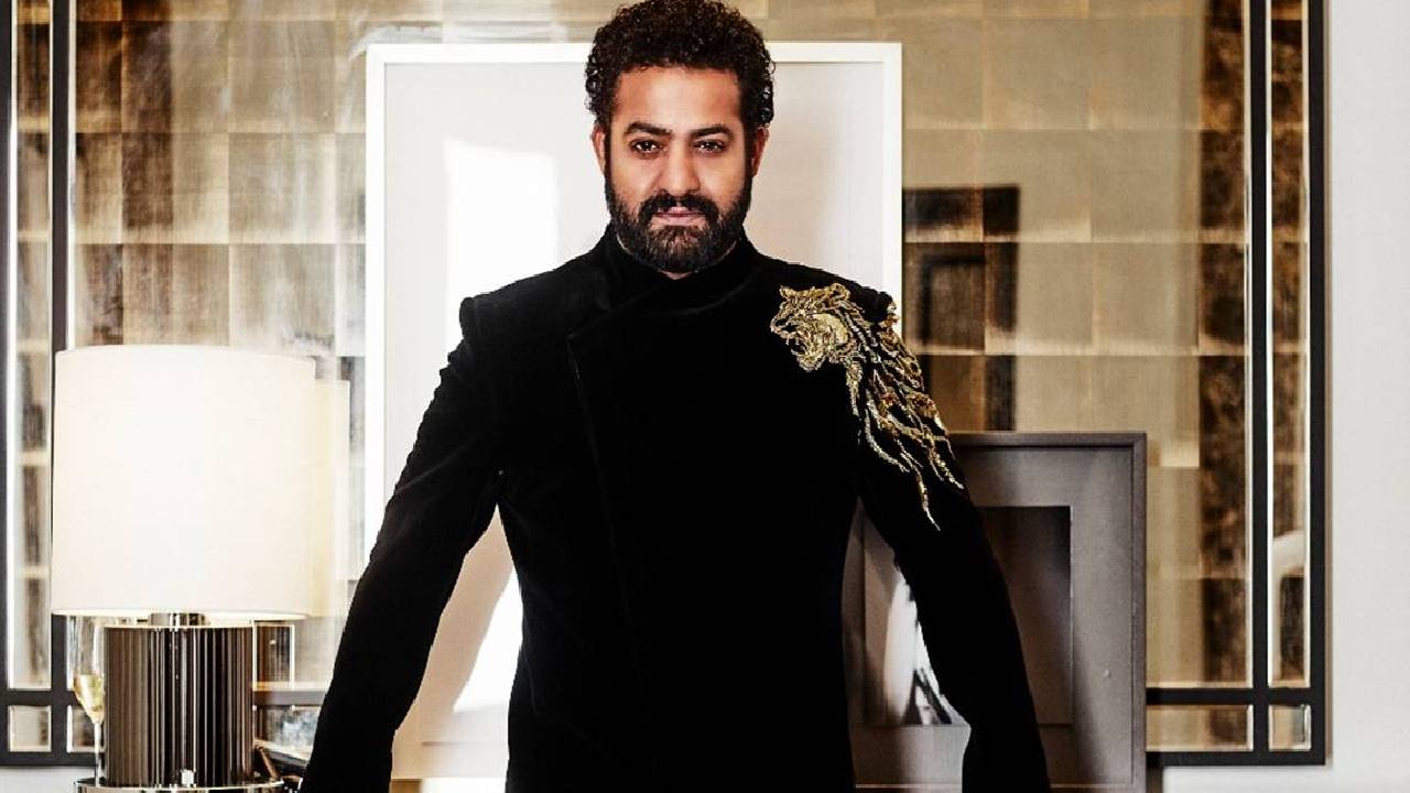 Hrithik Roshan War 2 Movie Team Selecting That Actress For Ntr