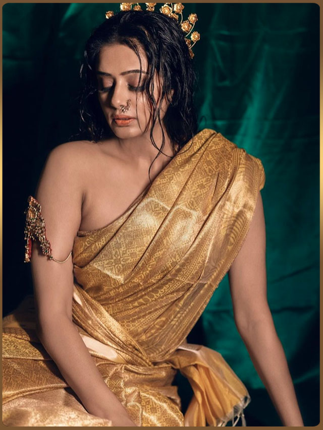 Priyamani : ప్రియంగా ఎద  అందాలు చూపిస్తున్న ప్రియమణి