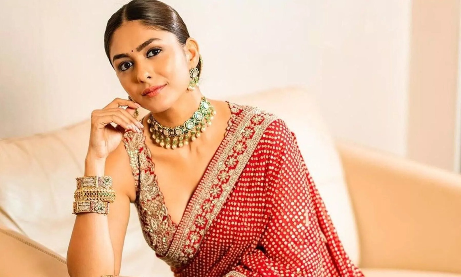 Tollywood Actress Mrunal Thakur Crazy Comments About Relationship