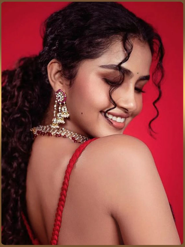Anupama Parameswaran: రెడ్ కలర్ శారీలో మతి పోగొడుతున్న అనుపమ పరమేశ్వరన్
