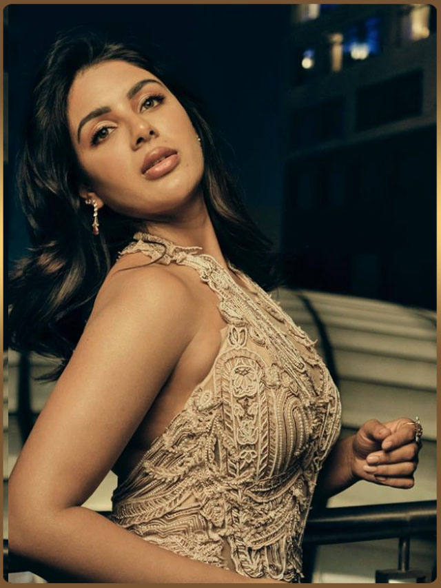 Samyuktha Menon : ఎద అందాలు చూపిస్తూ హాట్ షో చేస్తున్న సంయుక్త మీనన్