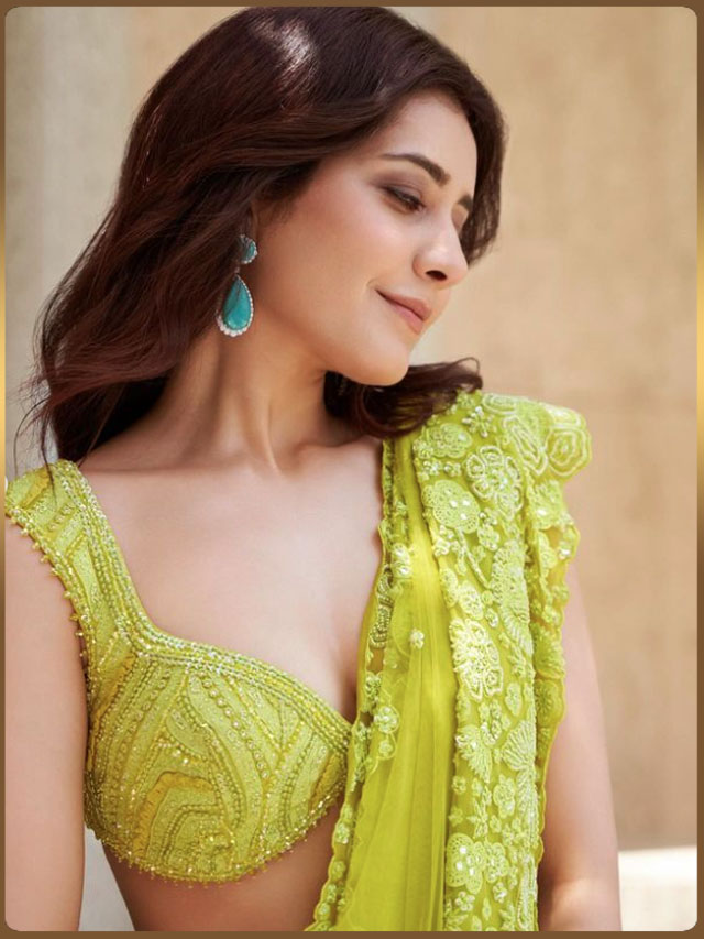 Rashi Khanna: చిలకపచ్చ చీరలో రాశి ఖన్నా అందాల విందు