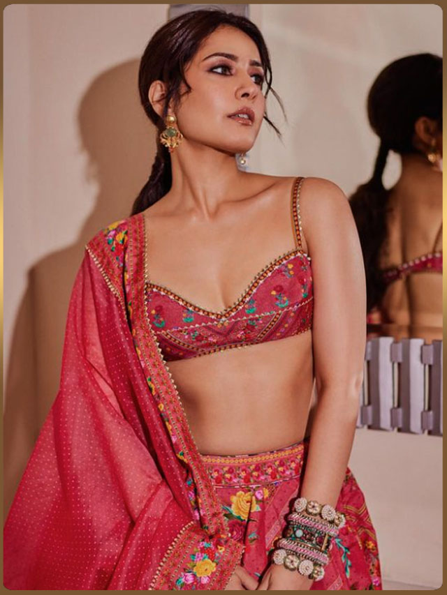 Raashii Khanna : అందమైన రాశి అందాల ఆరబోత