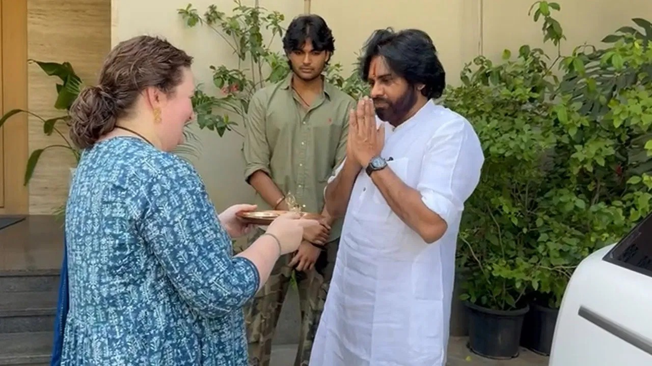 Pawan Kalyan Wife Anna Lezhneva Akira Nandan Janasena Winning Celebrations