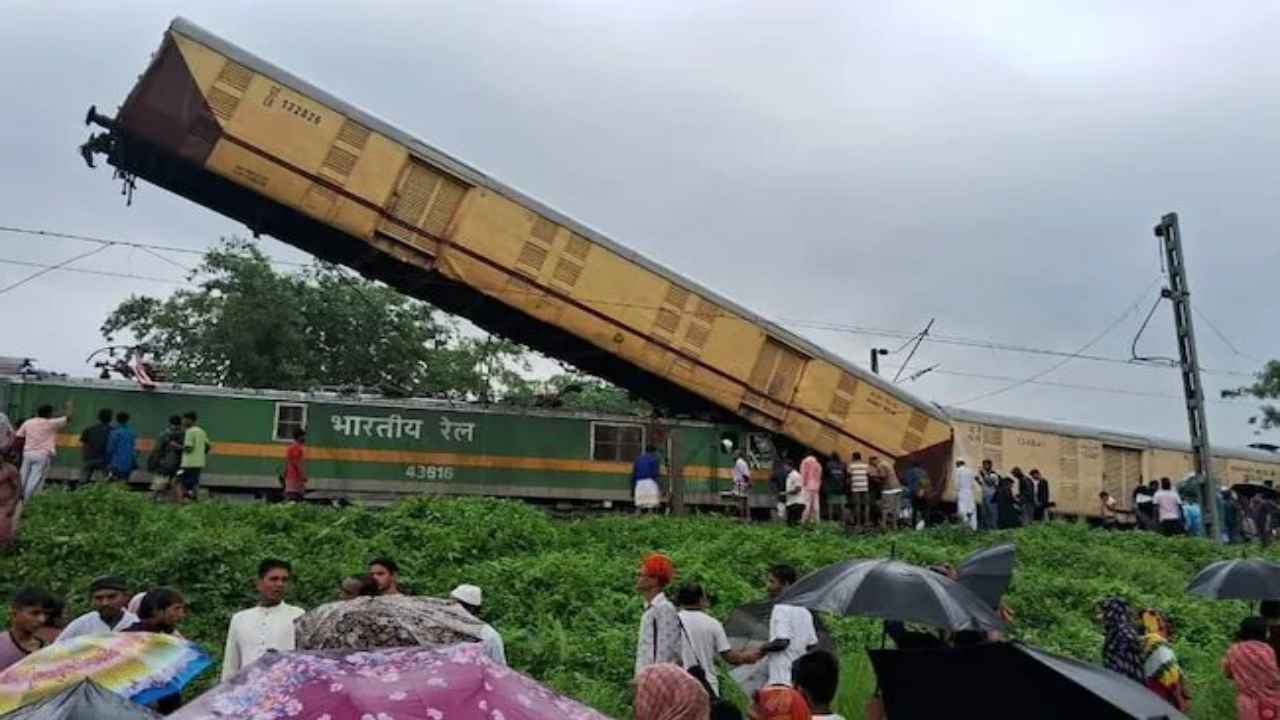 5 Dead In Train Collision