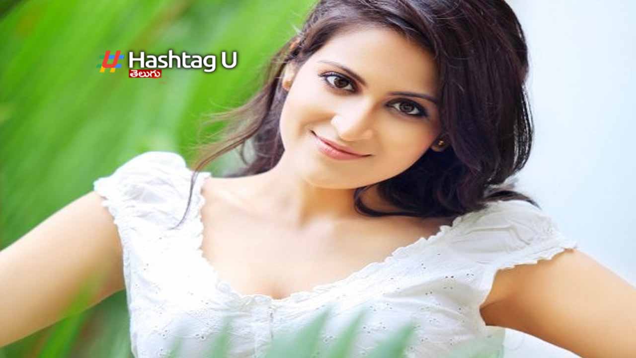 Actress Kadambari Jethwani reached Vijayawada for investigation