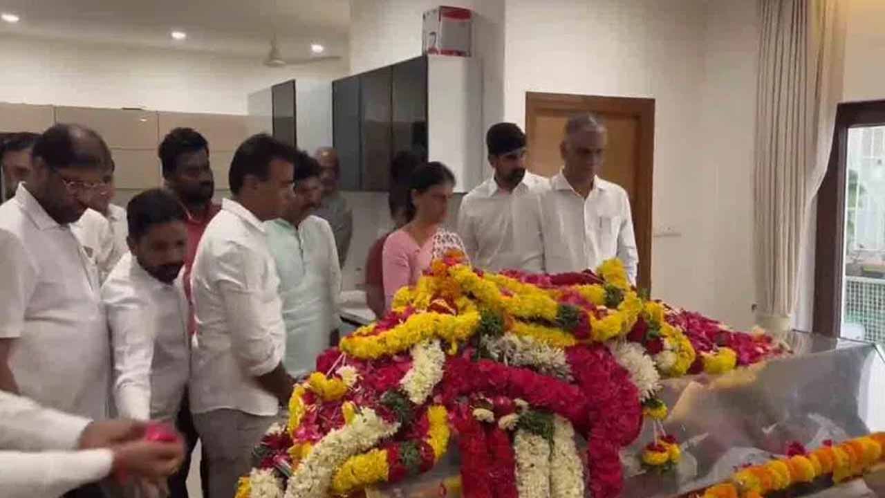 Uttam Kumar Reddy : ఉత్తమ్ తండ్రికి నివాళులర్పించిన హరీష్ రావు Uttam Father
