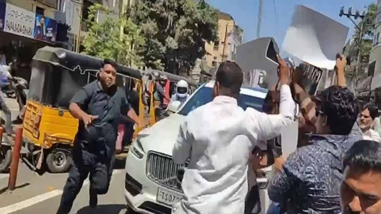Congress leaders blocked KTR's convoy..!