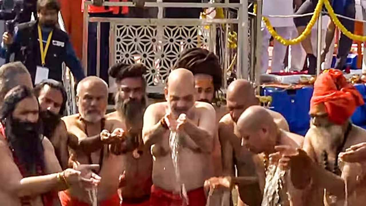 Amit Shah took holy bath in Triveni Sangam