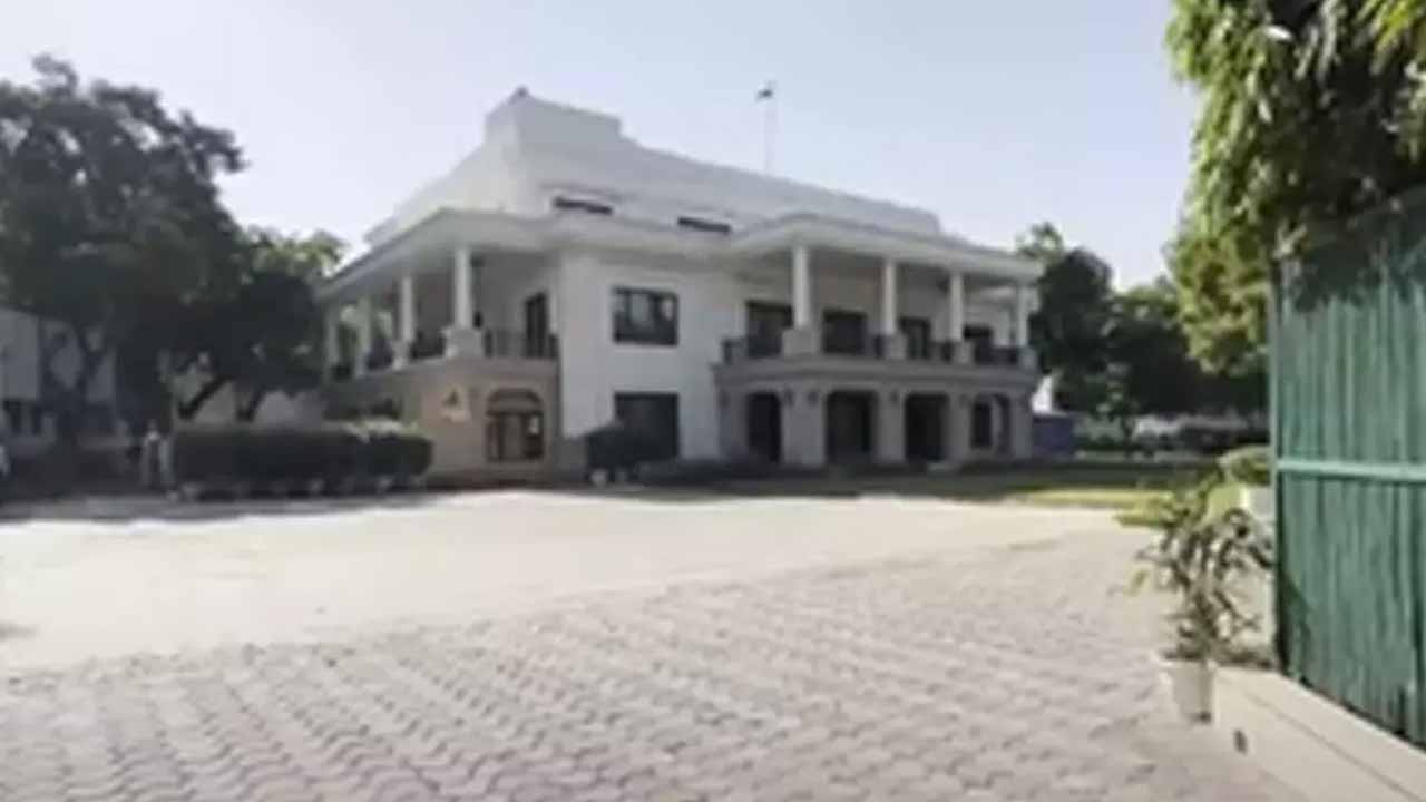 Center orders inquiry into 'Sheesh Mahal'