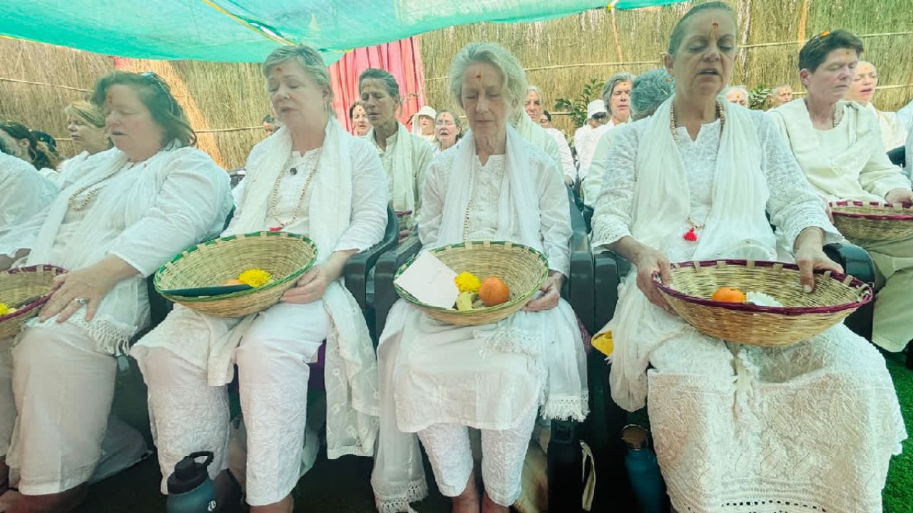 Foreigners Into Sanatan Dharma Maha Kumbh Prayagraj Uttar Pradesh 2025