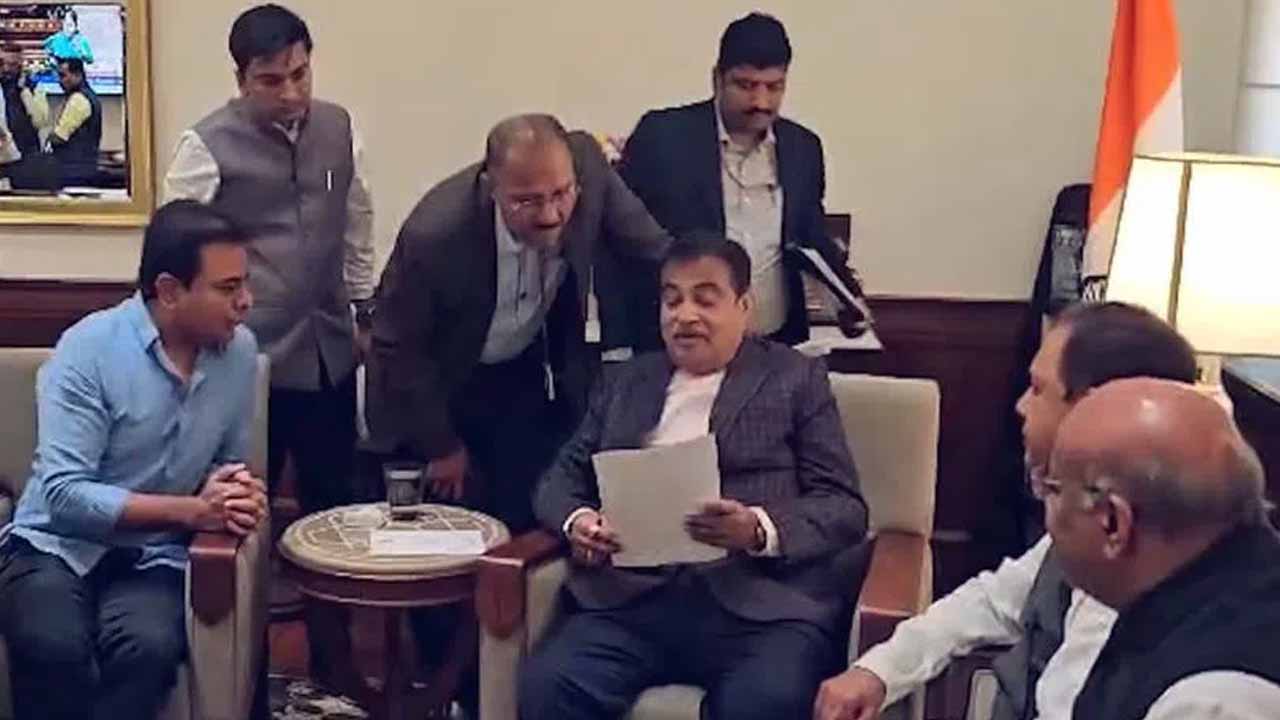 KTR meet with Nitin Gadkari.. Appeal for development of roads!