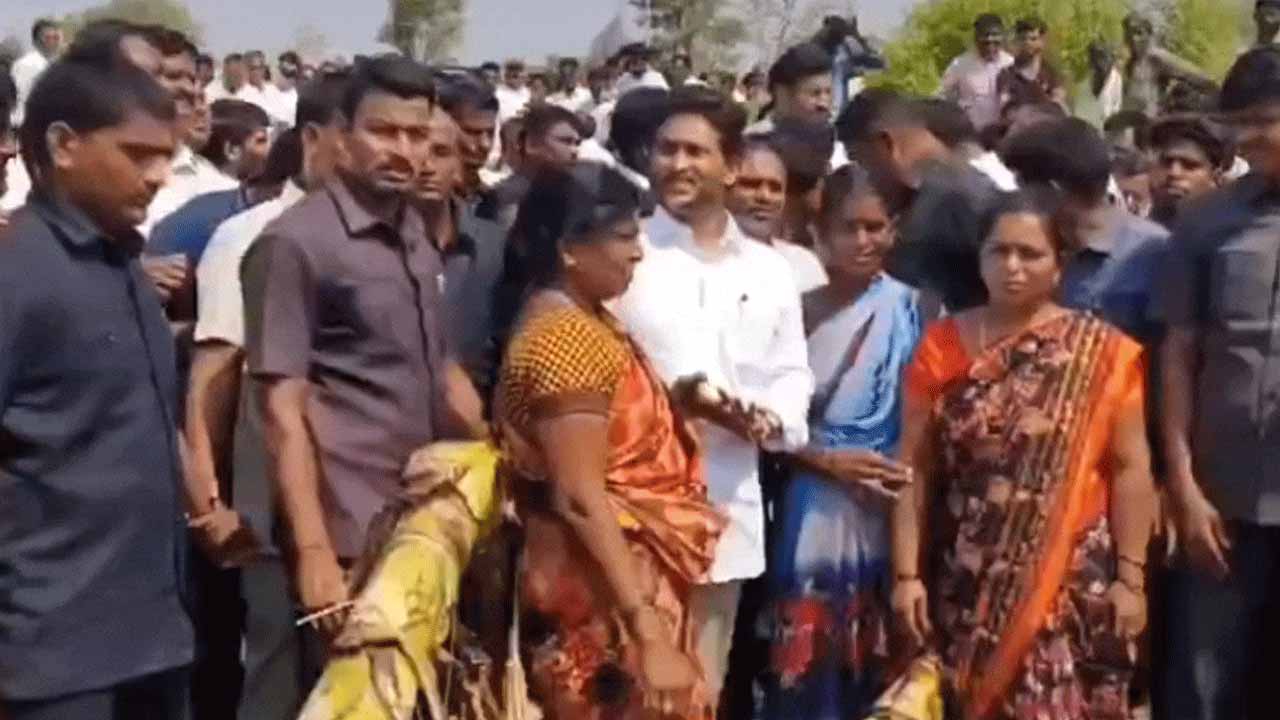 YS Jagan visits banana farmers