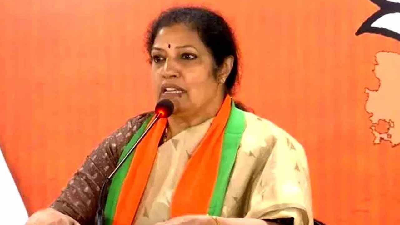 Purandeswari participating in Holi celebrations