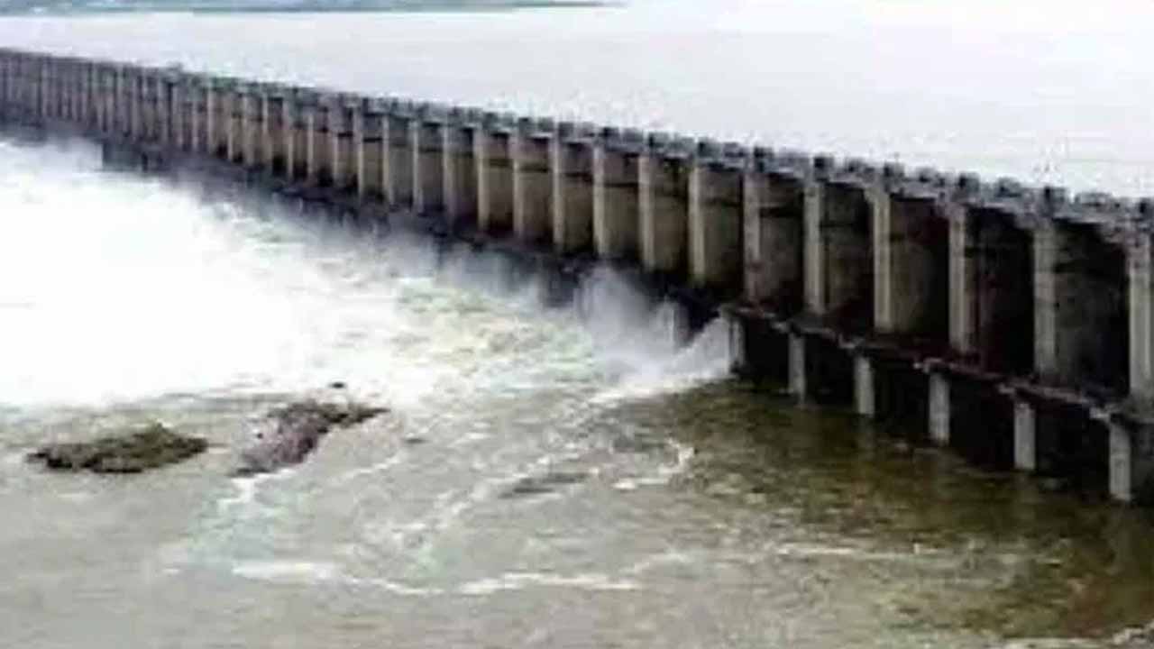 Continuing flooding at Jurala project..10 gates lifted