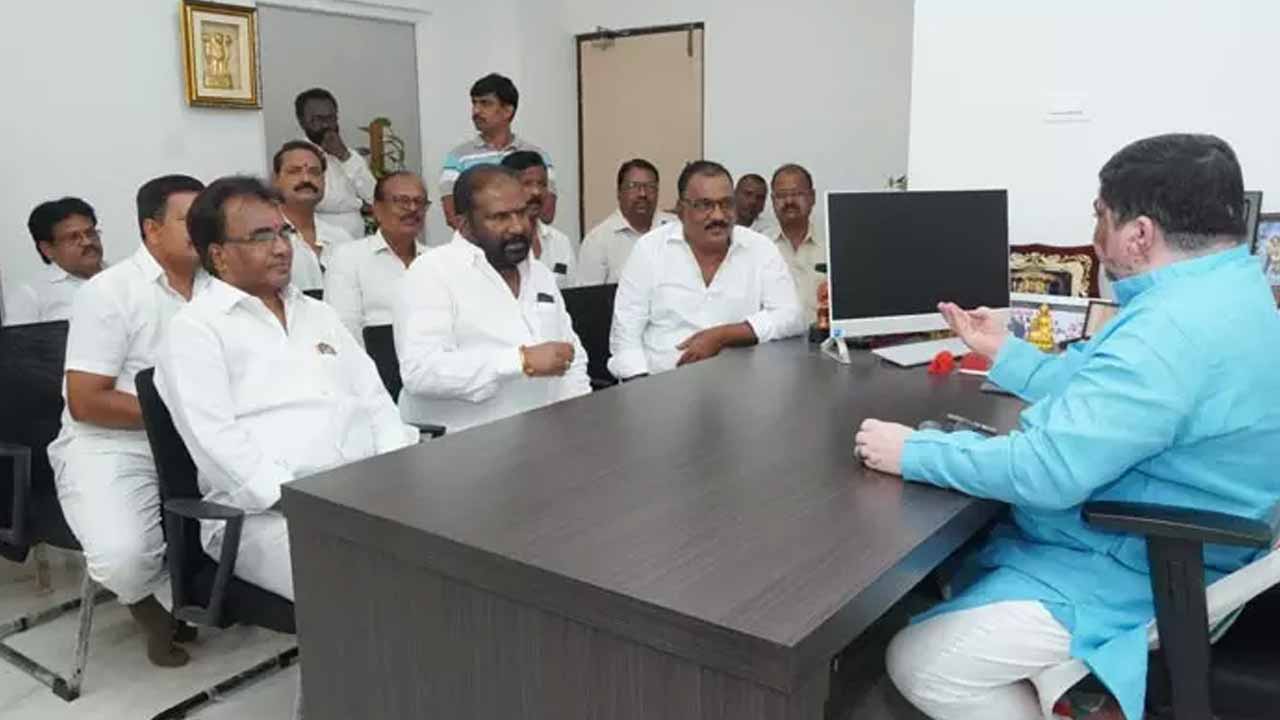 RTC union leaders meet with Minister Ponnam Prabhakar