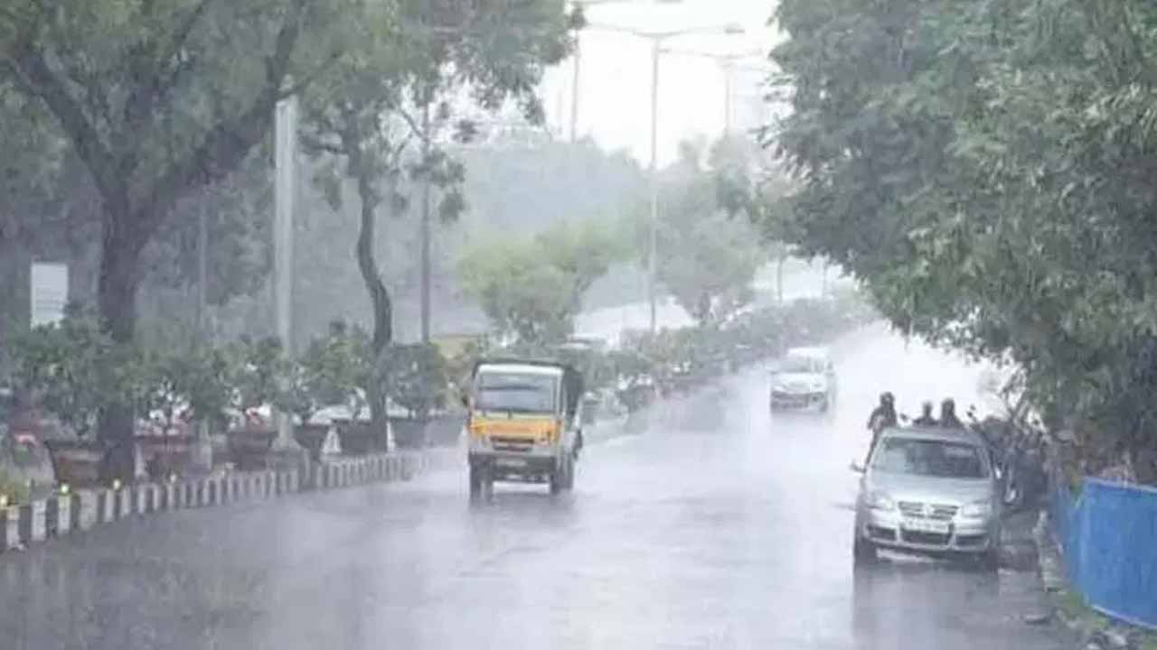 Afternoon rains wreak havoc in Hyderabad.. Traffic disruptions, difficulties for motorists