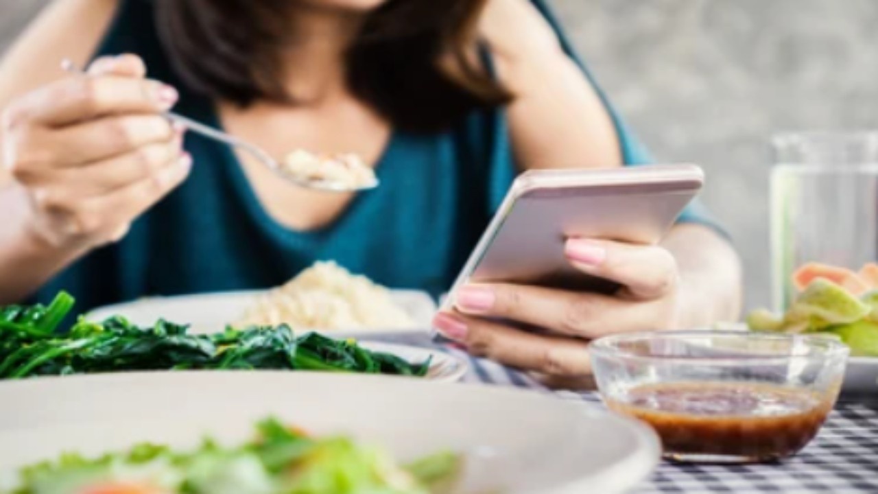 Mobile While Eating