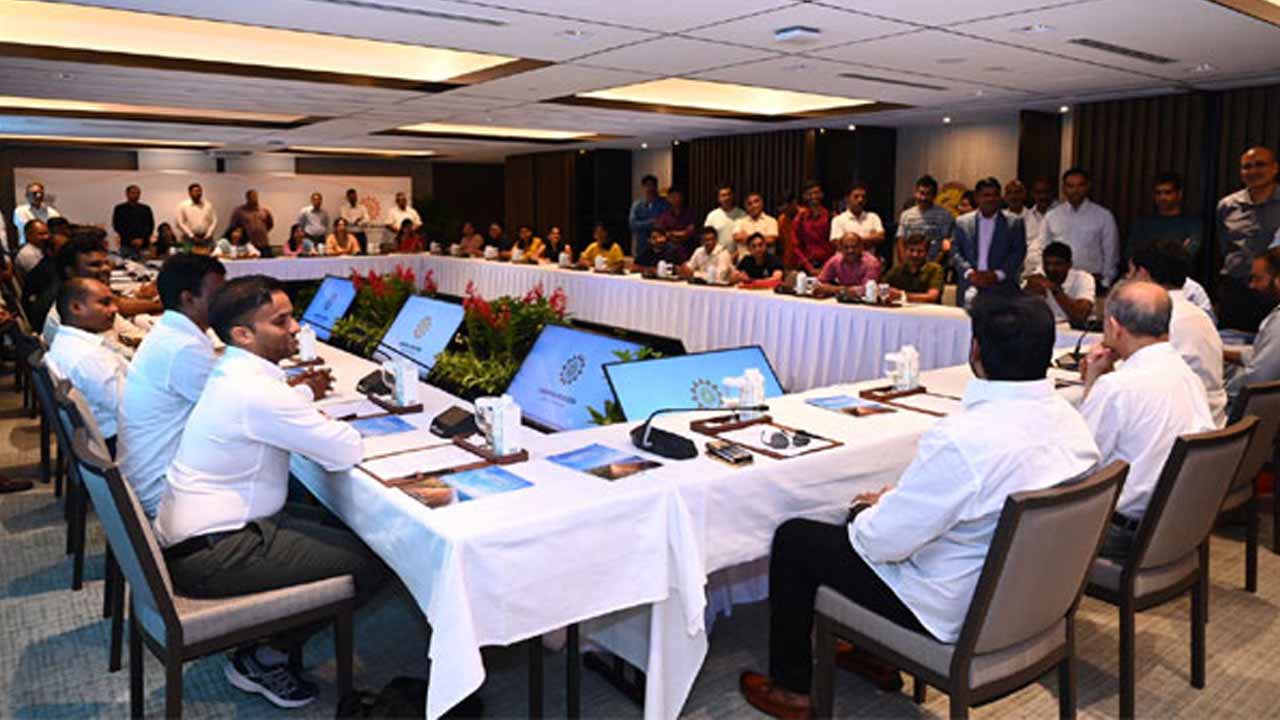 Lokesh meets Telugu diaspora volunteers.. calls for them to be partners in state development