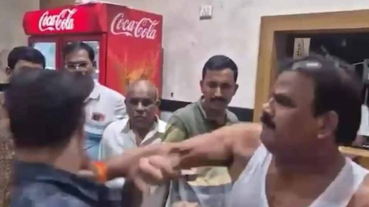 MLA attacks canteen staff..this is Shiv Sena style, says comment