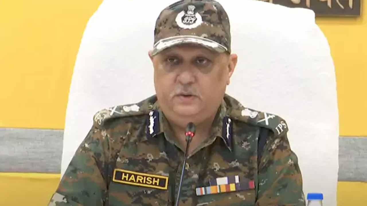 Maoists surrender before AP DPG.. Huge cache of weapons seized