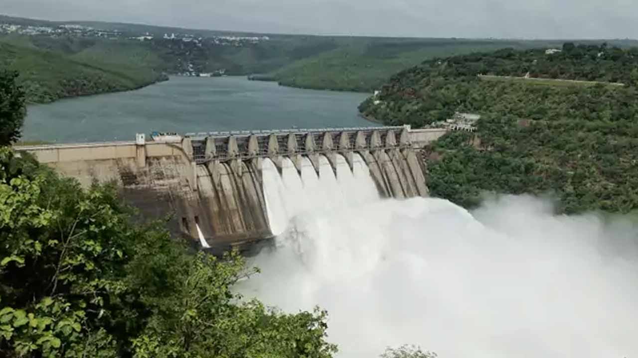 Six gates of Srisailam project lifted.. Nagarjunasagar is full.