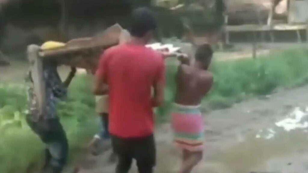 Struggle for delivery on the bed.. A woman's heartbreaking pain in Madhya Pradesh